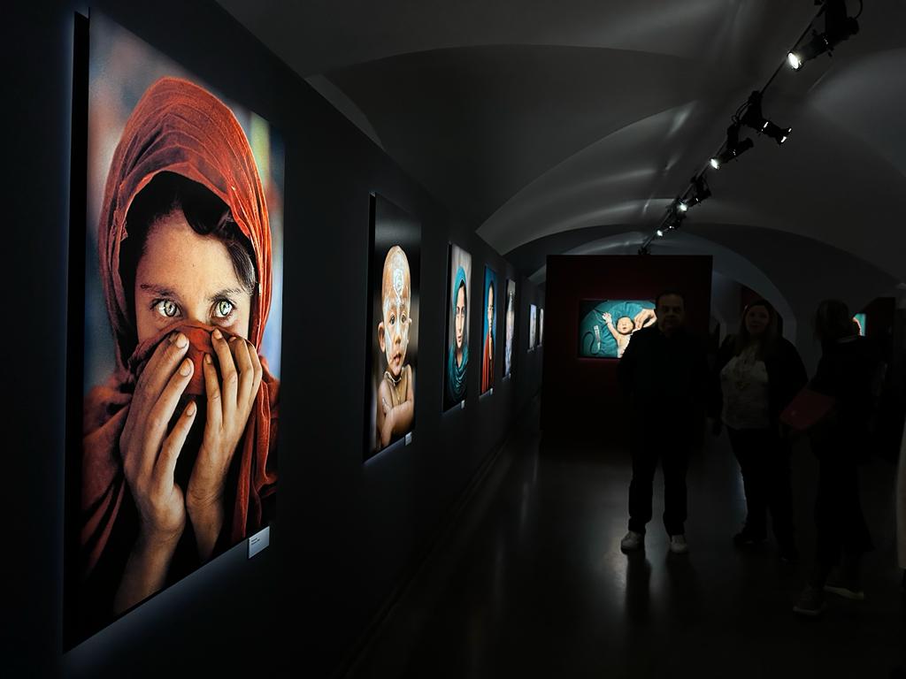 L’infanzia ritratta dall’obbiettivo di Steve McCurry: la nuova mostra al Museo degli Innocenti